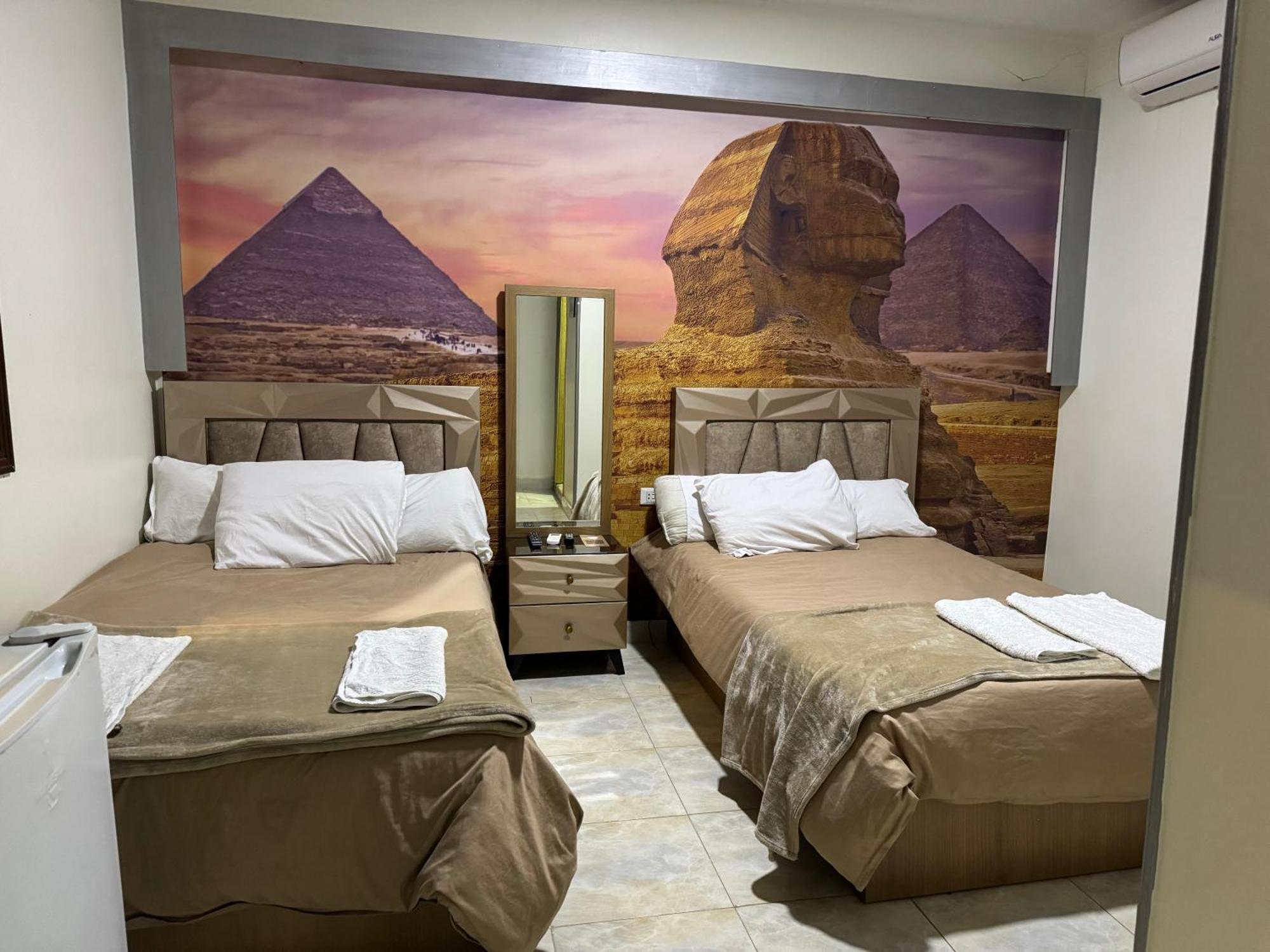 Nefertiti Pyramids View Kair